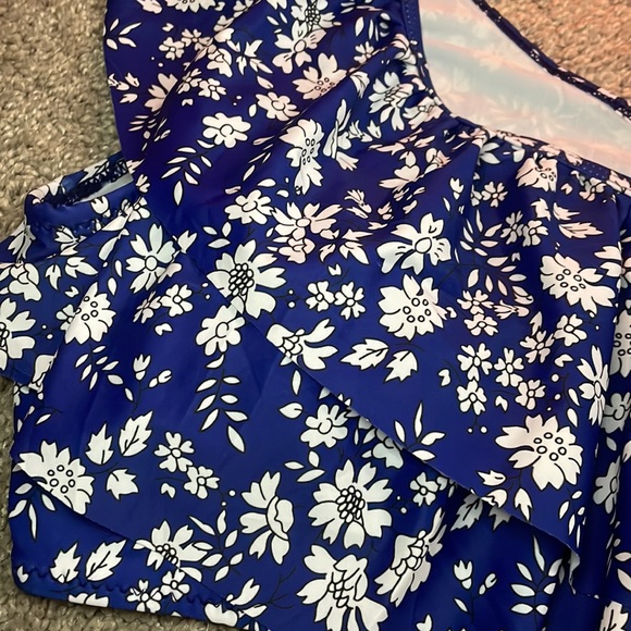 2/$30 New floral ruffle padded swim top in blue and white size Large - Picture 5 of 16